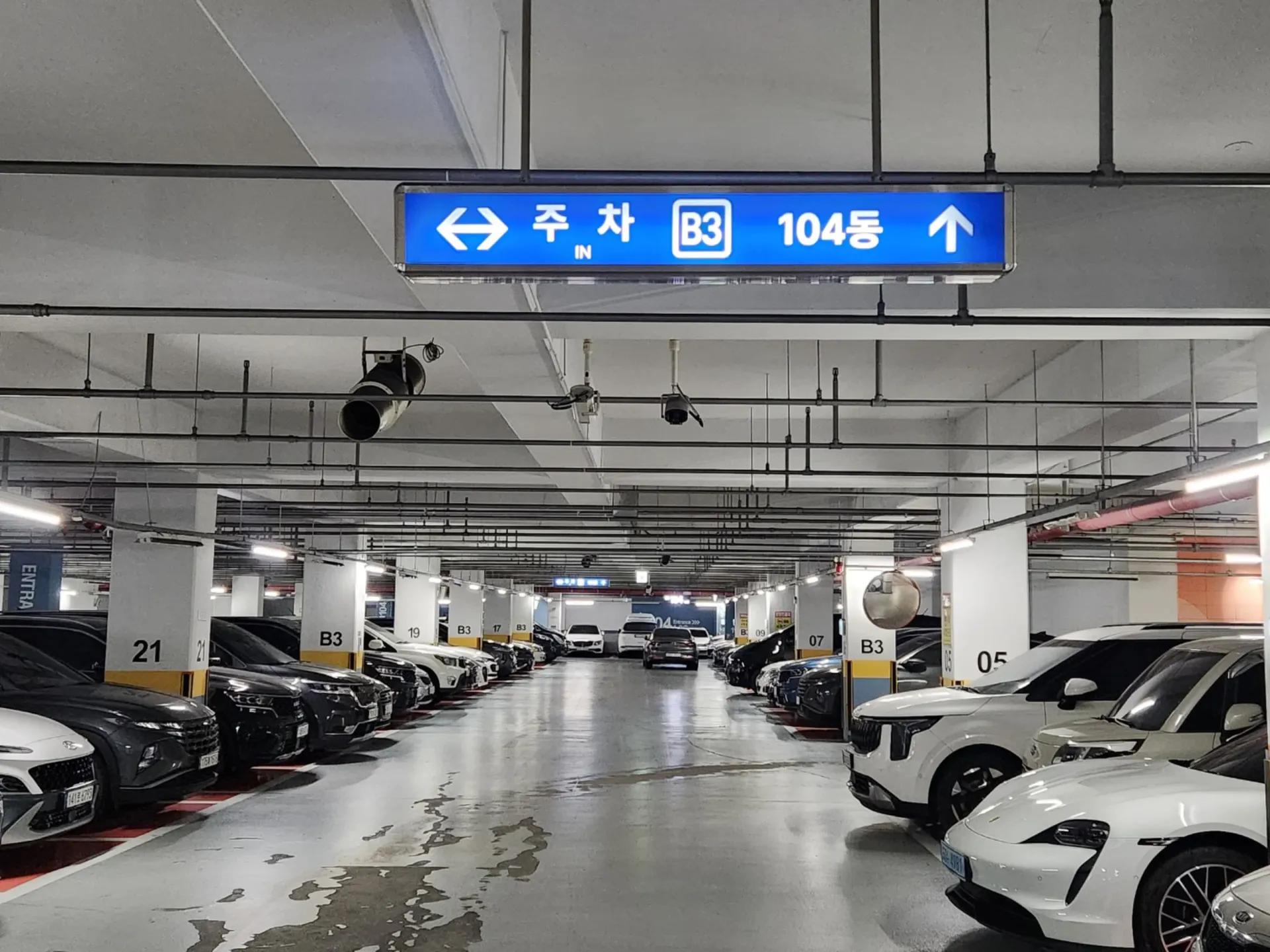 아파트 지하주차장 전체 동호 안내 LED사인 점등 전경