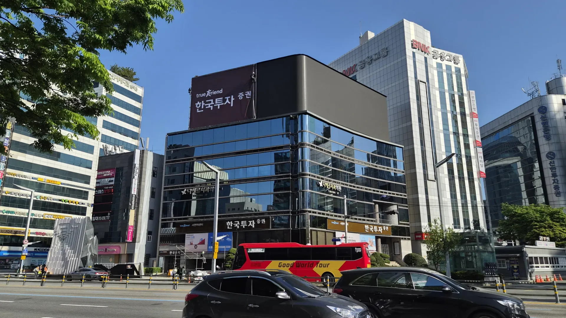 부산 서면 사거리 LED전광판 건물 외관 전경