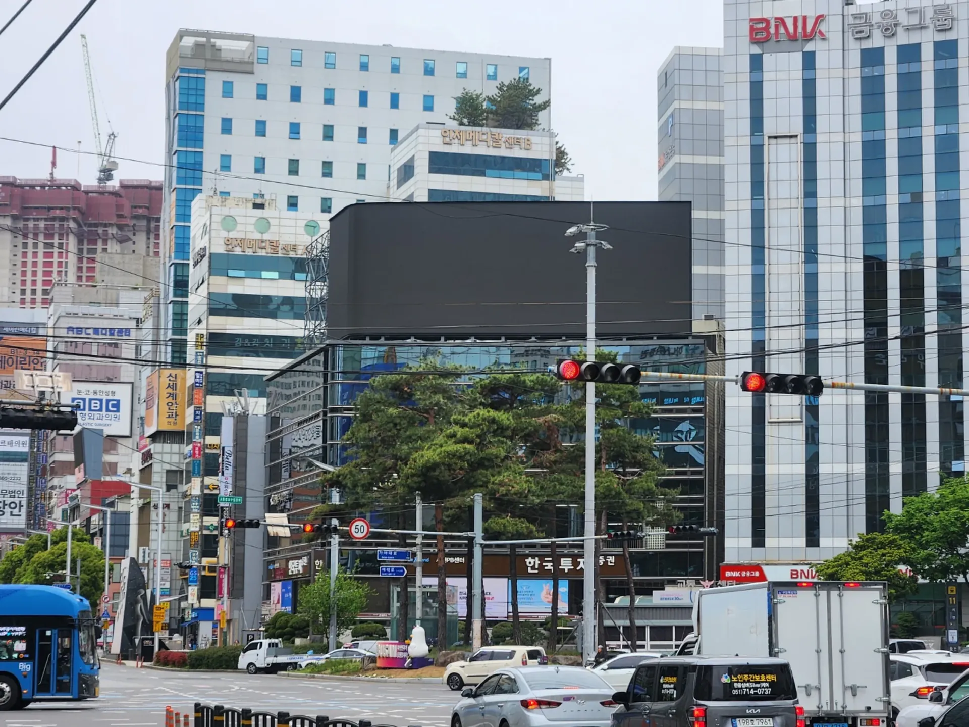 부산 서면 도심 LED전광판 및 주변 건물 전경