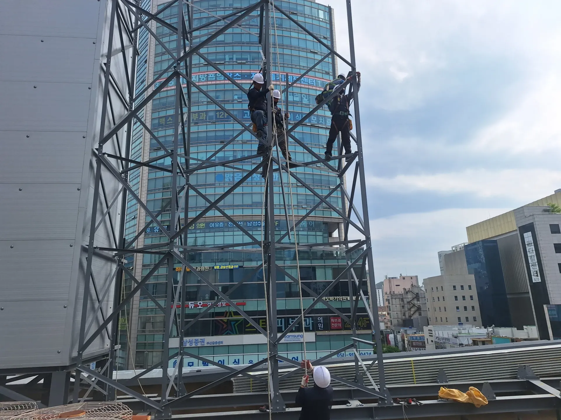 부산 서면 LED전광판 철골 타워 고소 작업자 시공 모습