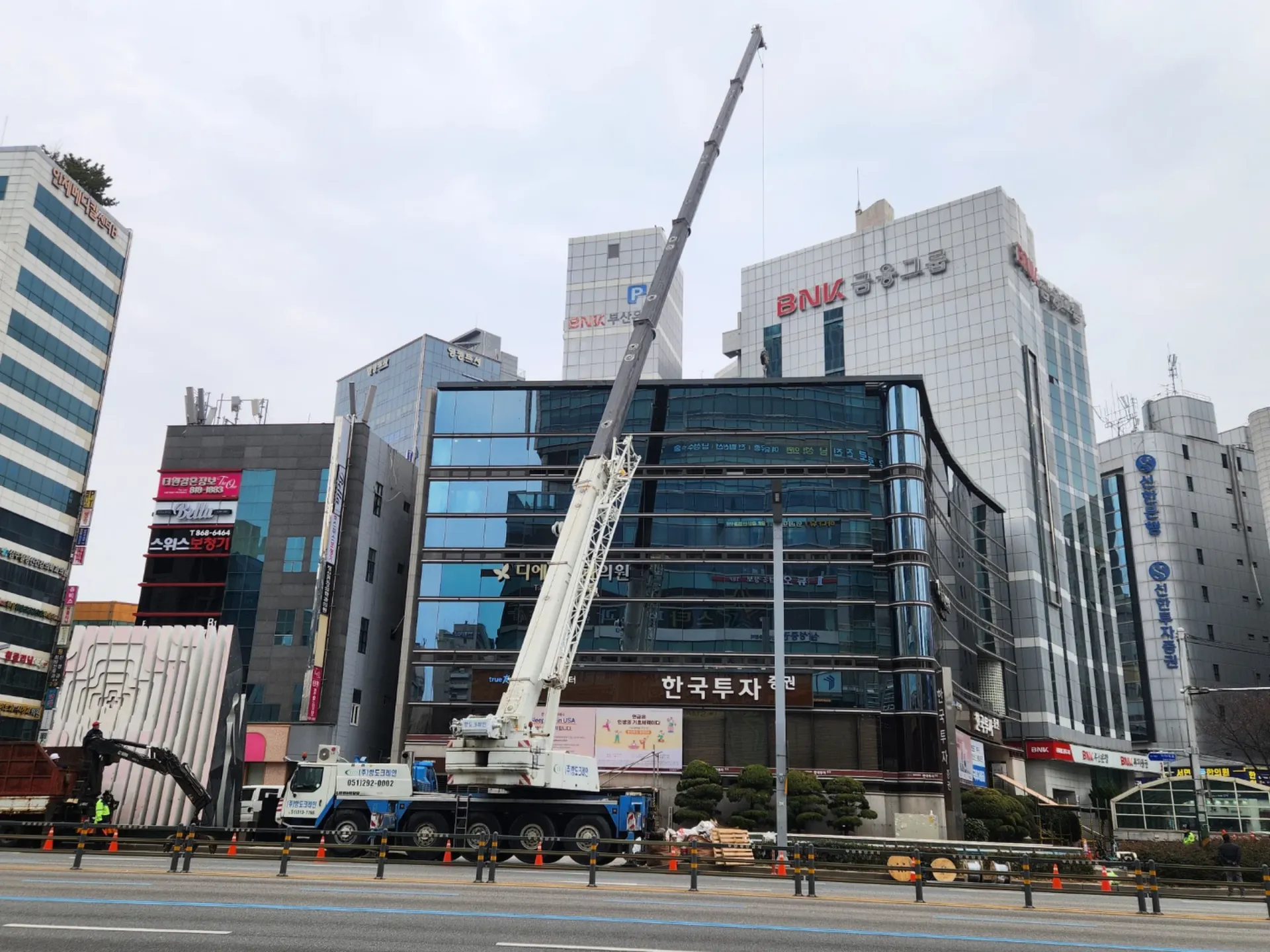 부산 서면 LED전광판 철골 자재 크레인 인양 작업