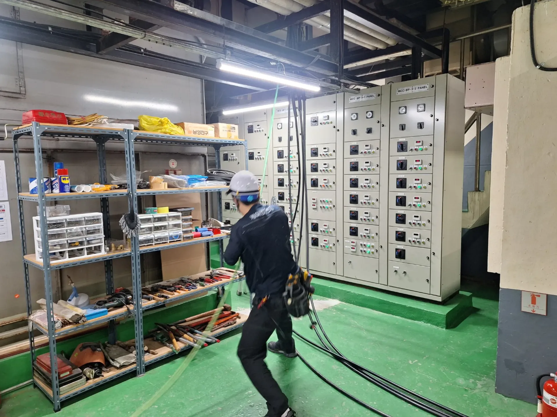 부산 서면 LED전광판 제어반 전기 배선 작업 모습