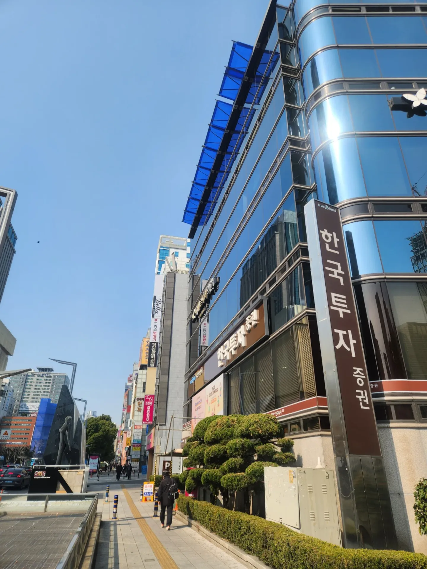 부산 서면 LED전광판 인근 건물 및 거리 주간 전경