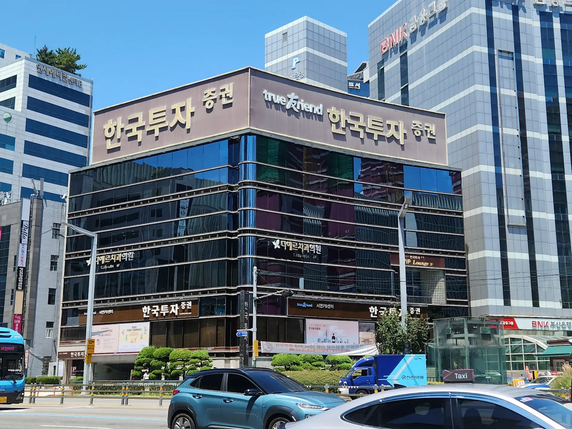 부산 서면 LED전광판 설치 완료 건물 외벽 및 거리 전경