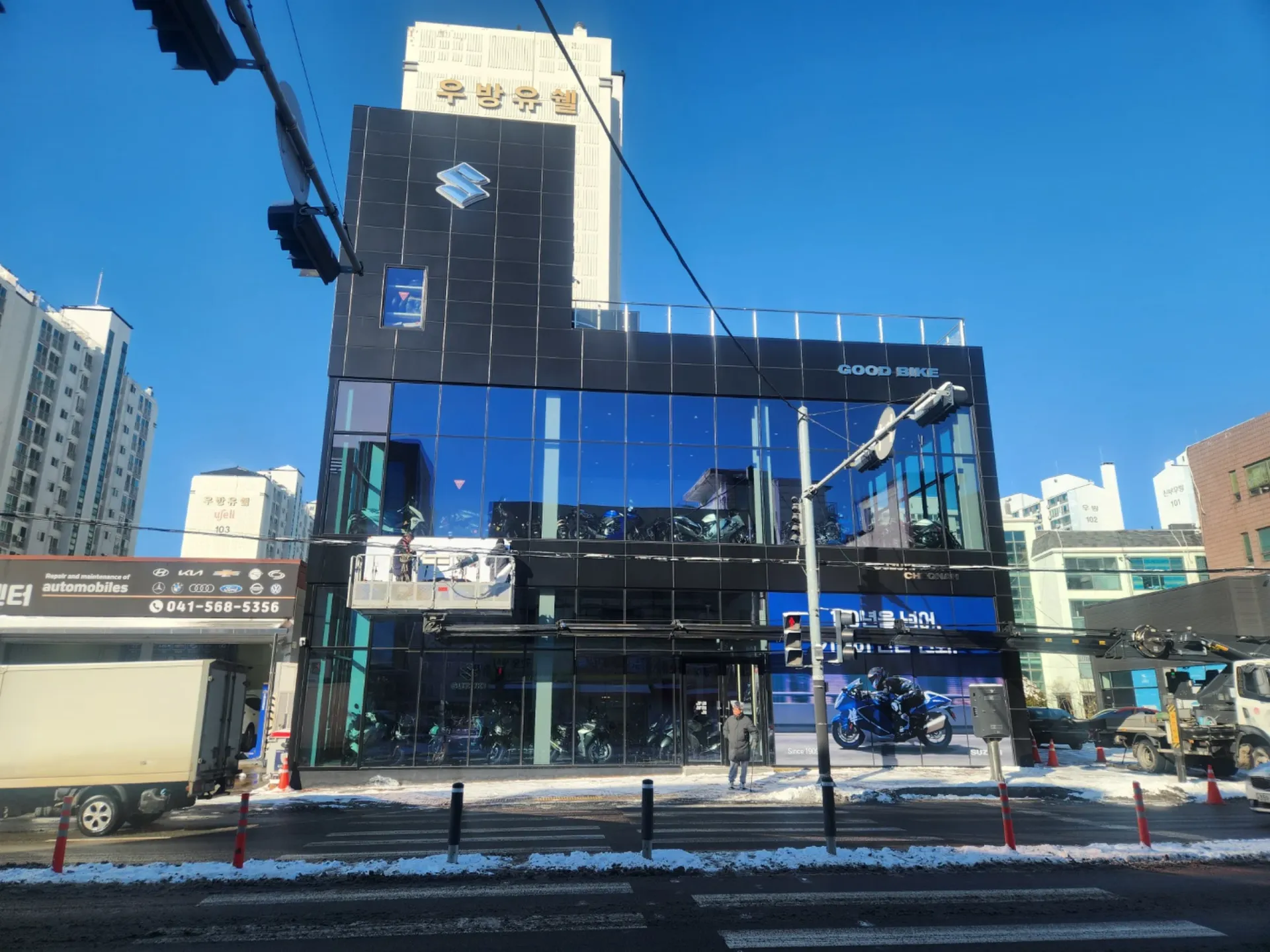 스즈키월드 천안 건물 외벽 전체 사인 시공 완료 전경