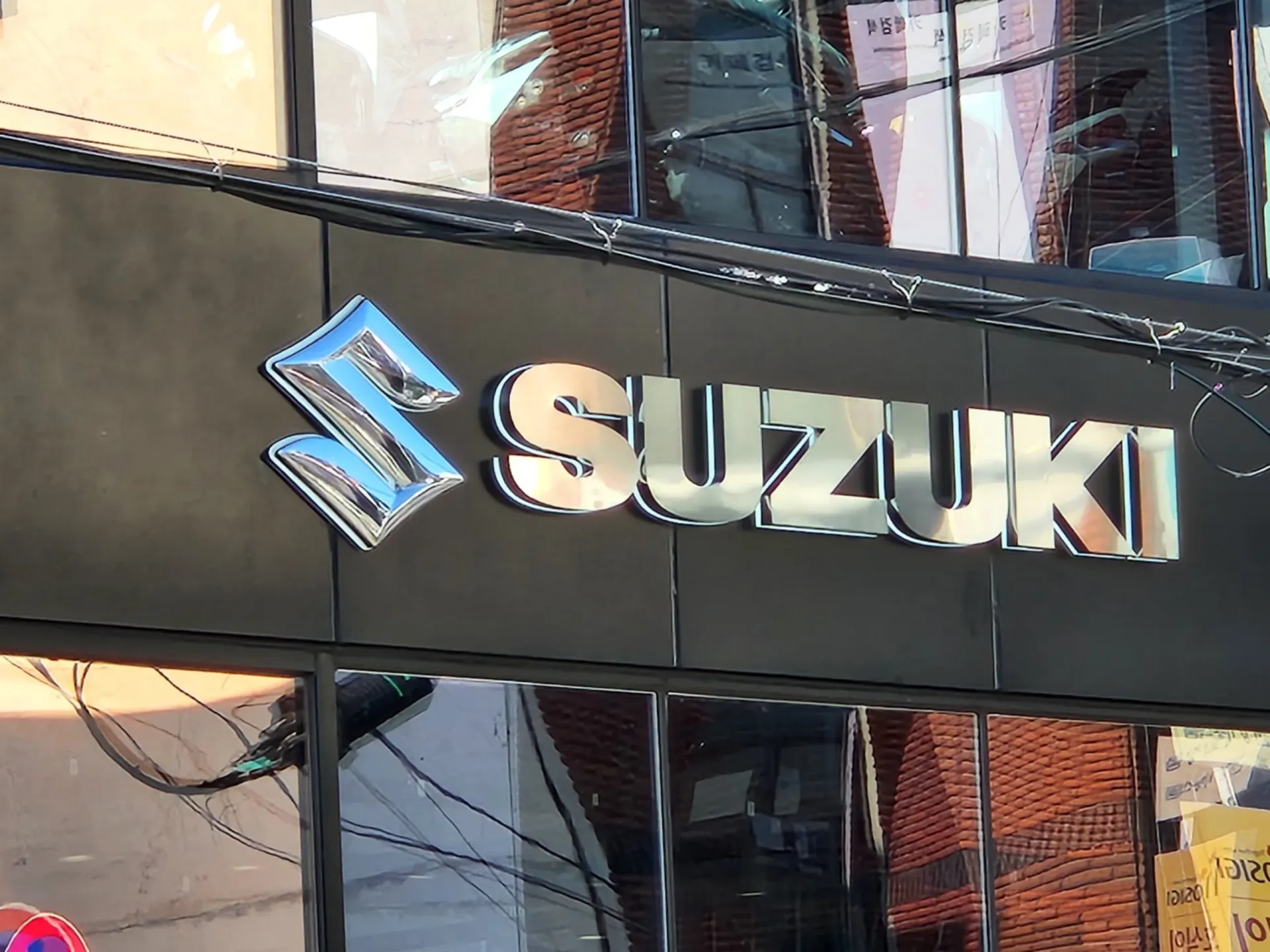 스즈키월드 천안 SUZUKI 채널간판 건물 외벽 점등 전경