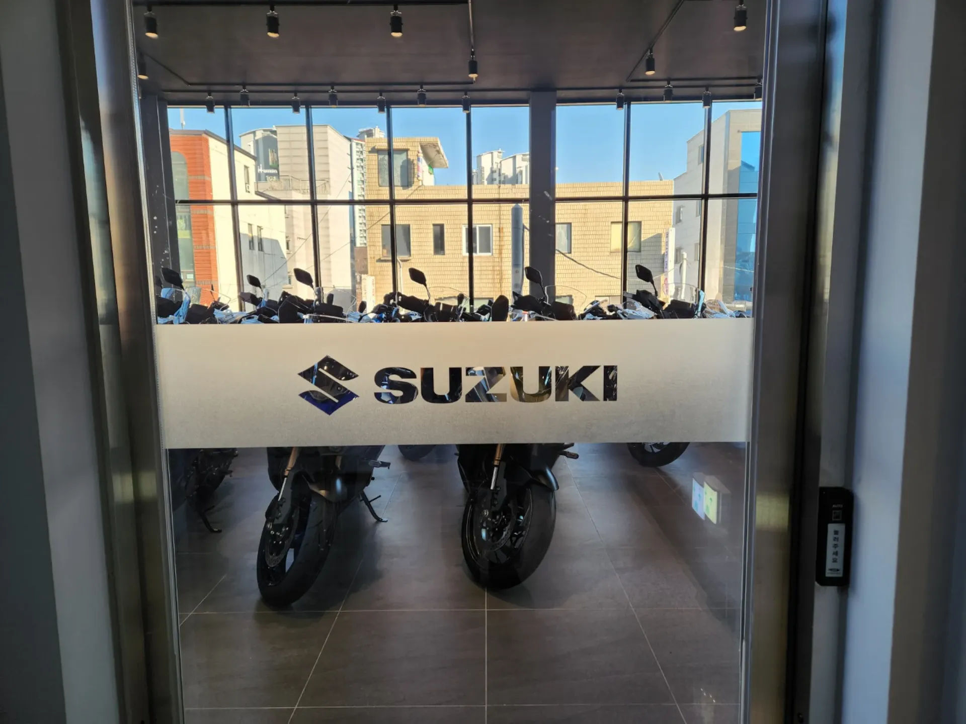 스즈키월드 천안 매장 내부 SUZUKI 로고 사인 설치 완료 전경