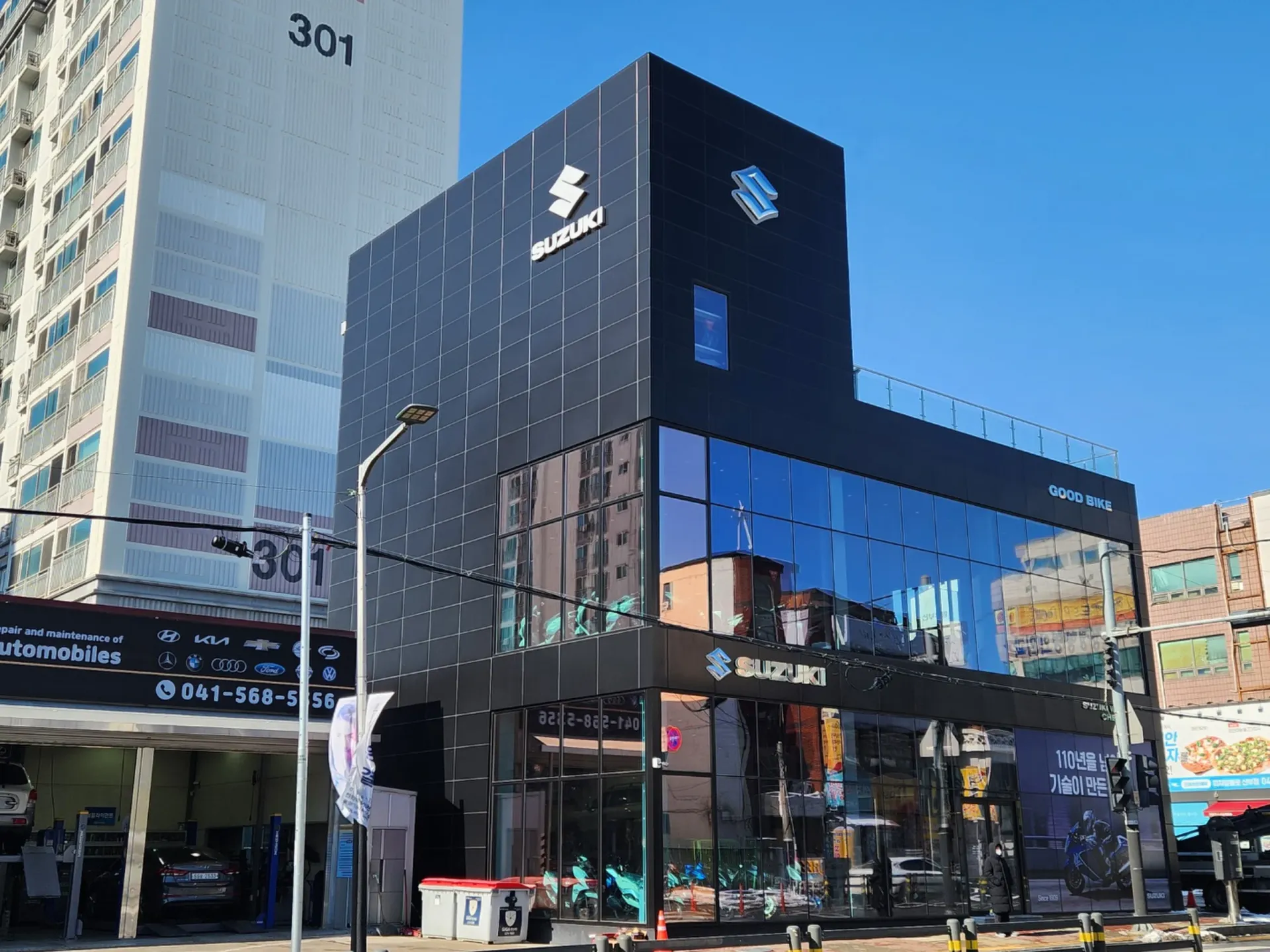 스즈키월드 천안 건물 외벽 SUZUKI 간판 설치 완료 후 전경