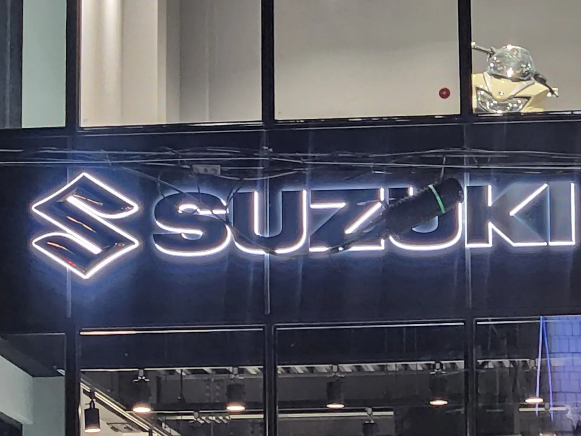스즈키월드 천안 외벽 SUZUKI 채널간판 점등 완료 모습